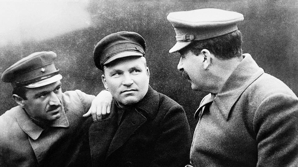 На этом фото 1932 года  Киров сидит между Микояном и Сталиным