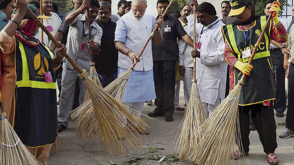 Индия встречает президента РФ с метлами в руках: по призыву премьера Моди чиновники, студенты, даже миллионеры теперь метут улицы, чтобы вычистить страну к 150-летию Махатмы Ганди