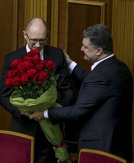 Новая традиция — дарить мужчинам цветы. Премьер-министр Украины Арсений Яценюк (слева) и президент Украины Петр Порошенко на первом заседании новоизбранной Верховной рады Украины