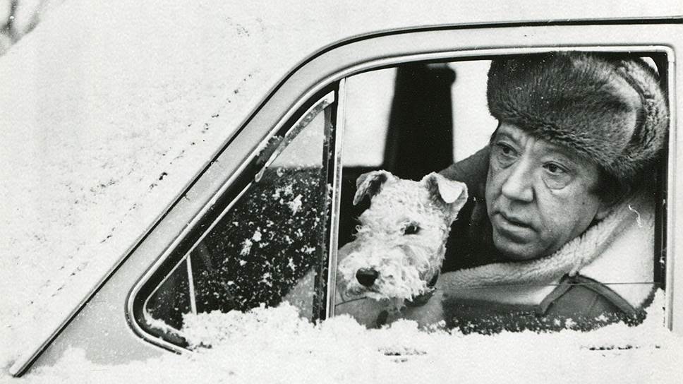 Юрий Никулин с собакой в автомобиле 

