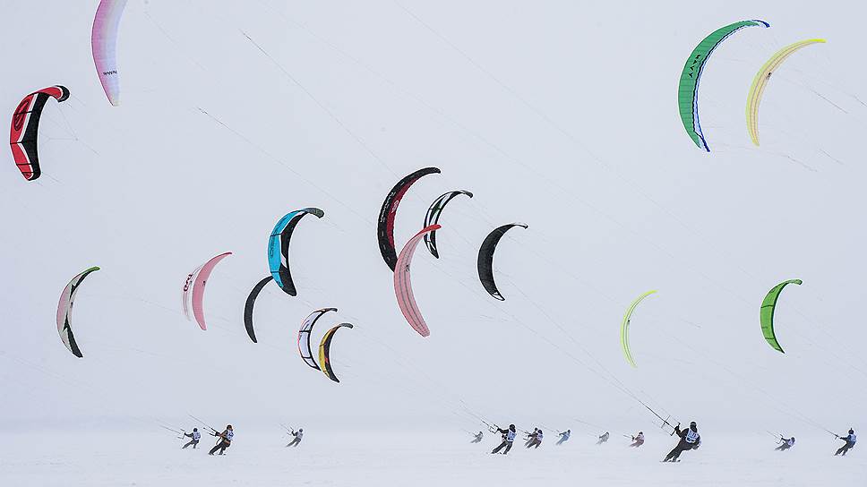 Курс-рейс — самое красивое состязание: 70 спортсменов на льду и столько же змеев в небе