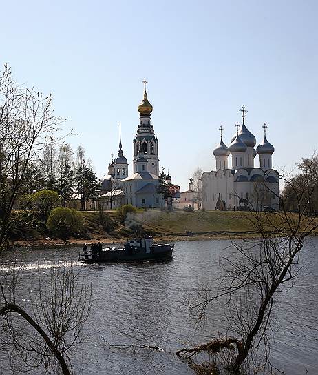 Вид на храм Святого Благоверного князя Александра Невского, колокольню Воскресенского собора и Софийский собор на территории Вологодского кремля