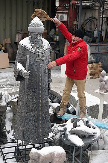 Скульптор Уваров, как и его соратники по Земскому движению, уважает Ивана IV за сильную руку и мечтает установить памятник царю в бывшей опричной столице 
