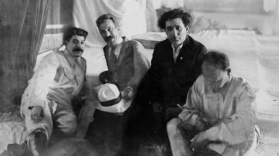 Пока еще единомышленники. Слева направо: И.В. Сталин, А. И. Рыков, Г.Е. Зиновьев, Н.И. Бухарин. 1924 год
