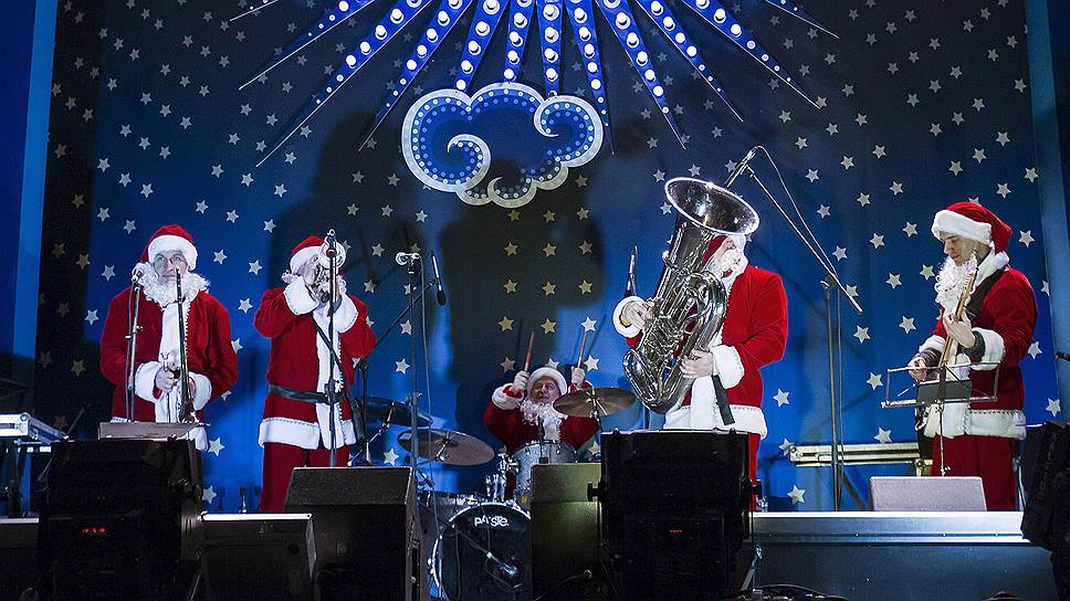 Оркестр Санта-Клаусов выступает на Театральной площади