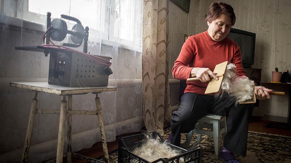 Чтобы получить клубок из козьего пуха, Елена Павловна использует и мамину прялку, и современные аппараты 