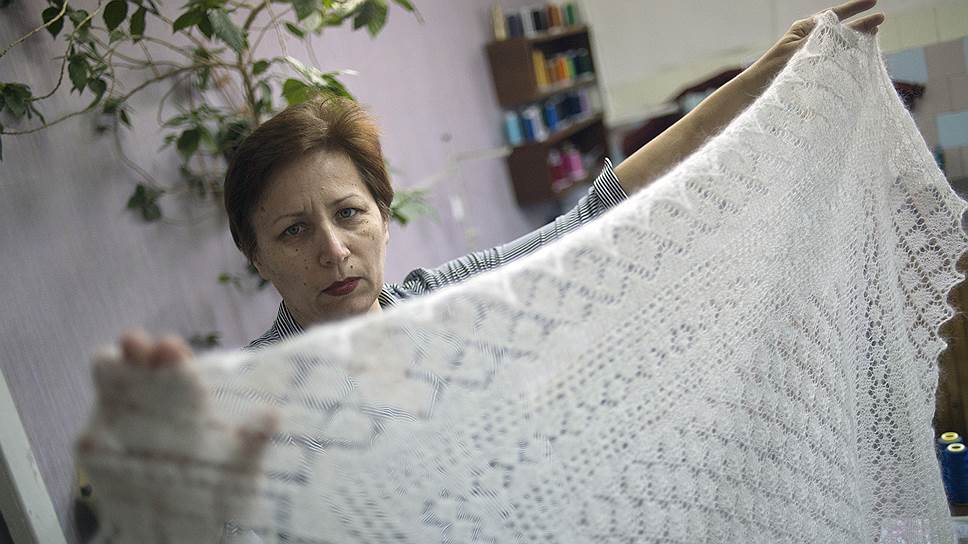 Уже готовое изделие — белый ажурный платок — в руках одной из лучших мастериц Урюпинска Натальи Козловой  