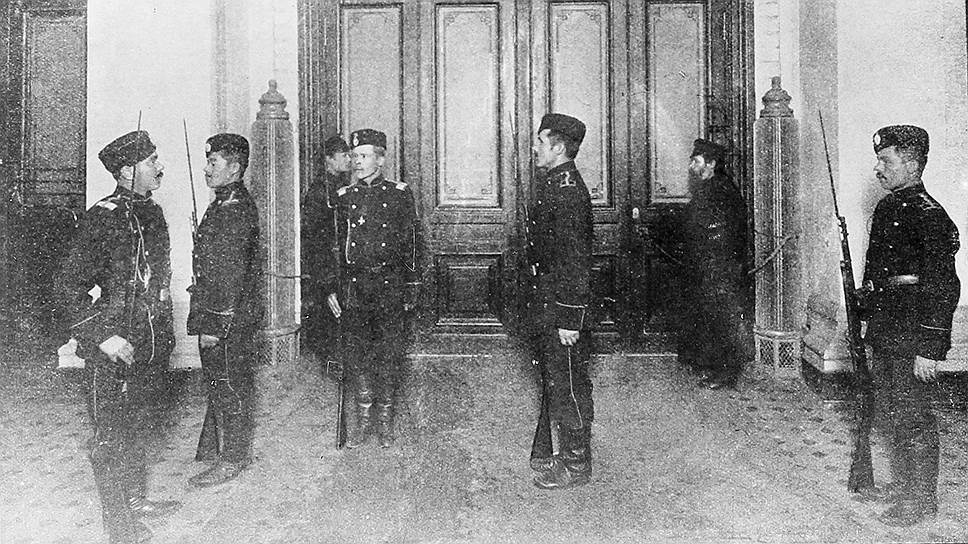 Охрана петербургского почтамта в дни всеобщей забастовки. 1905 год 
