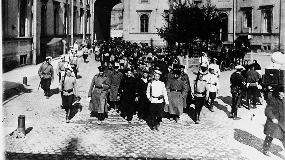 Арестованных революционеров ведут по улицам Петербурга. 1905 год 
