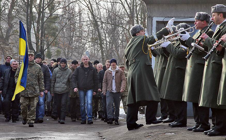Деснянский районный военкомат в Киеве провожает новобранцев на фронт