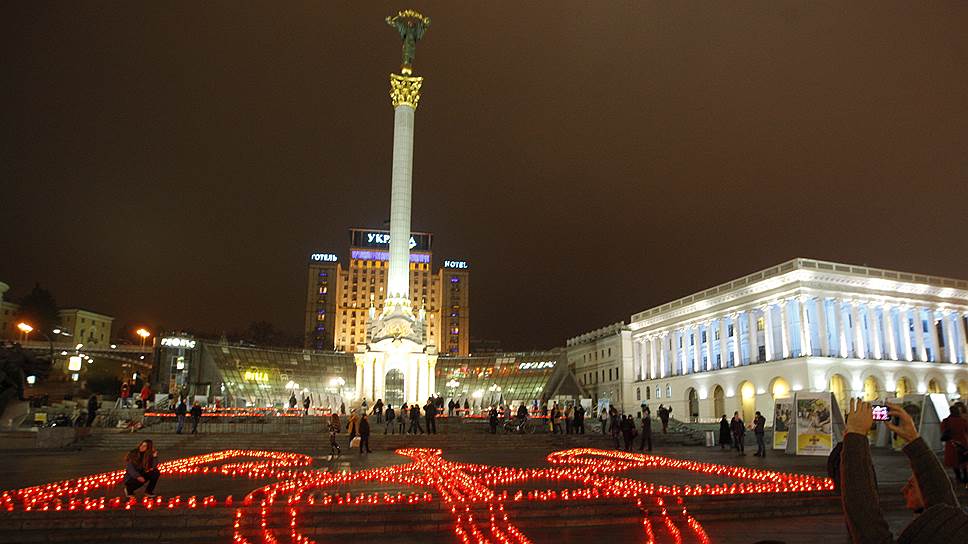 Свою годовщину Майдан встречает украинским гербом — его выложили на площади из поминальных свечей. Но погибших в результате &quot;революции&quot; столько, что точного их количества не знает никто