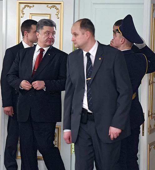 Президент Украины прибыл в Минский дворец независимости первым. И все время на кого-то оглядывался и кому-то по ходу переговоров периодически звонил по телефону, выходя из зала. Кому — загадка