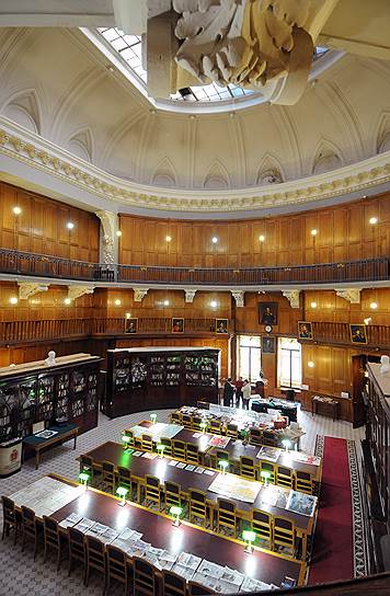 Круглый зал библиотеки с лепными украшениями и куполом проектировал великий архитектор Карл Росси