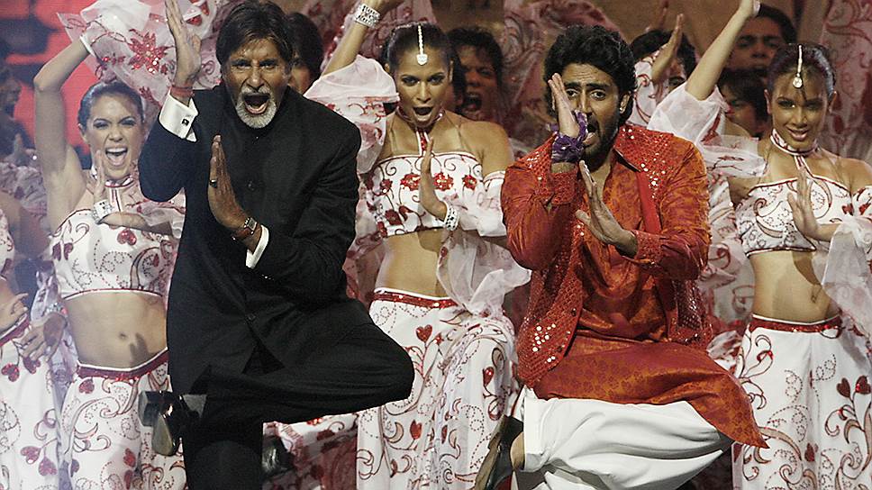Звезда Болливуда Амитабх Баччан и его сын Абхишек на церемонии награждения Индийской международной киноакадемии