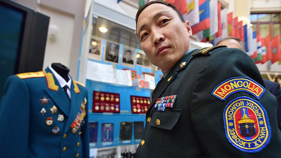 Военный пресс-атташе Монголии во время посещения выставки 
