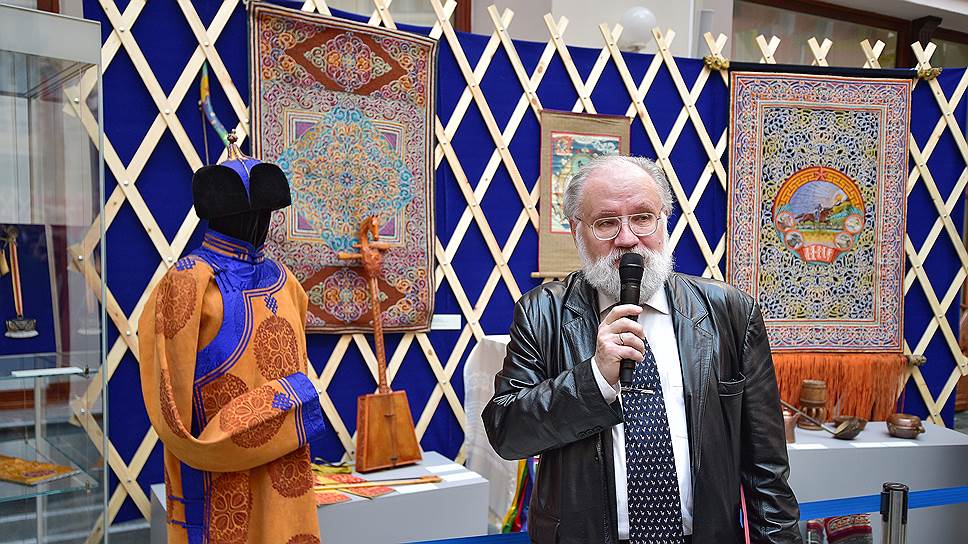 Председатель ЦИК Владимир Чуров многолик: по совместительству он еще и куратор выставки 
