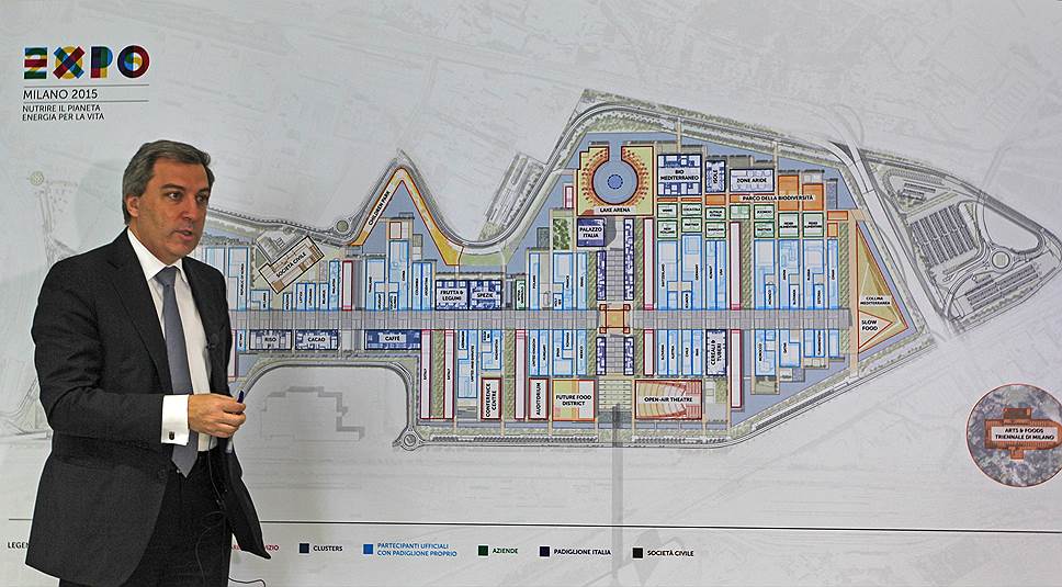 Гендиректор управления мероприятиями Оргкомитета EXPO Пьеро Галли показывает план EXPO-города, устроенного по лучшим римским образцам: главную улицу (Декуманус) с севера на юг пересекает вспомогательная (Кардо)