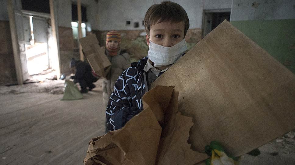 Восьмилетний Дмитрий Нечаефф убирает мусор в доме своего прадеда 
