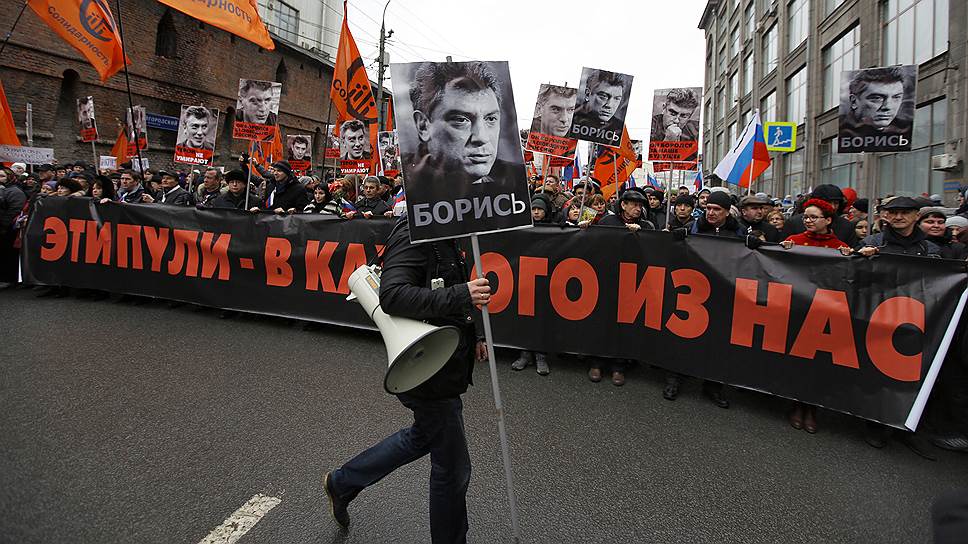 На траурный марш в память о Борисе Немцове вышли десятки тысяч людей