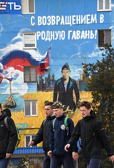 На улице Героев Севастополя художники изобразили все, что мило крымскому сердцу 
