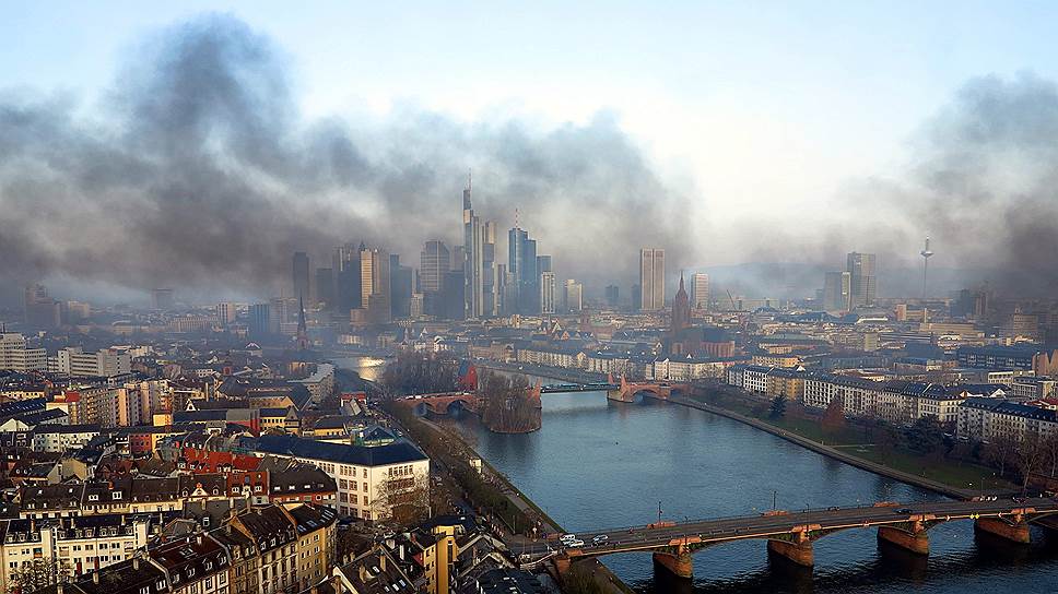 Черный дым над финансовым кварталом Франкфурта-на-Майне 
