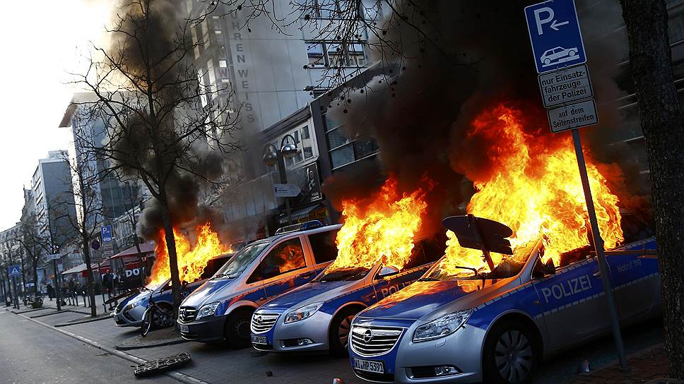 В свою очередь, протестующие сожгли &quot;коктейлями Молотова&quot; семь полицейских автомашин