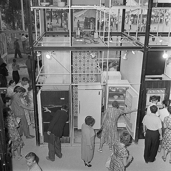 В 1959 году американцы демонстрировали свои успехи на выставке в Москве. Стенд бытовых электрических приборов вызвал фурор