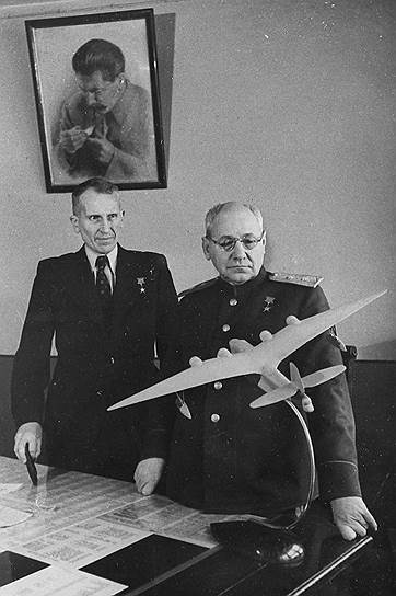Авиаконструкторы Александр Архангельский и Андрей Туполев (справа) выполнили задание Сталина — скопировать американскую &quot;летающую крепость&quot;