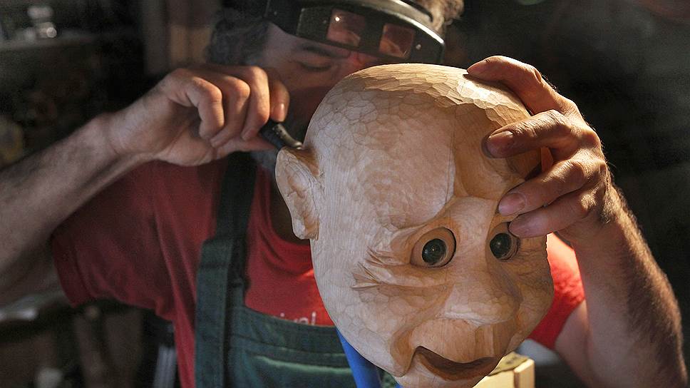 Владимир Захаров делает из дерева голову куклы доктора Айболита по заказу детского супермаркета. Доктор размером с человека, будет уметь разговаривать, двигать головой и руками. Механизм работает от электросети и запускается от датчиков движения