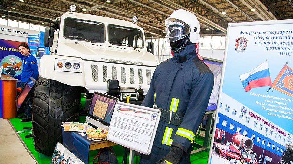 Воронежский институт ГПС МЧС РФ представил новую защитную форму для пожарных