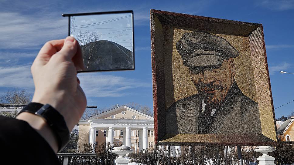 Огромное мозаичное панно с портретом Ильича перед ДК напоминает о былом величии 