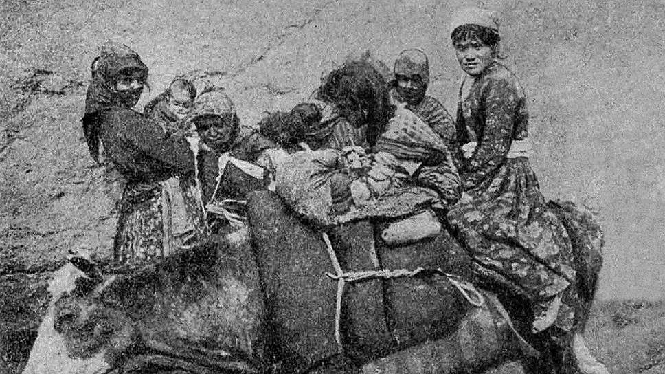 Беженки-армянки. &quot;В г. Ван,— сообщал с Кавказского фронта корреспондент &quot;Огонька&quot;,— скопилось 15 000 беженцев-армян из окрестных селений, где большинство жителей умерщвлено турками. Небольшой лишь части удалось бежать. На снимке изображена живописная группа женщин и детей на пути в Ван&quot;. &quot;Огонек&quot;, сентябрь 1915-го 