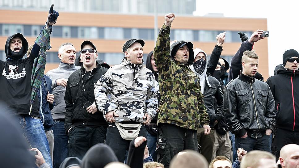 Ноябрь 2014-го, Ганновер. Четверть века падения Берлинской стены неонацисты и примкнувшие к ним футбольные фанаты отмечают демонстрацией против засилья мусульман