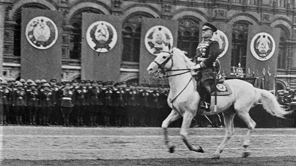 Маршал Советского Союза Жуков принимает парад 