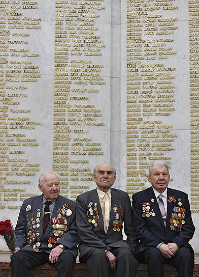 17 За спинами ветеранов в Зале Славы -- имена Героев Советского Союза 