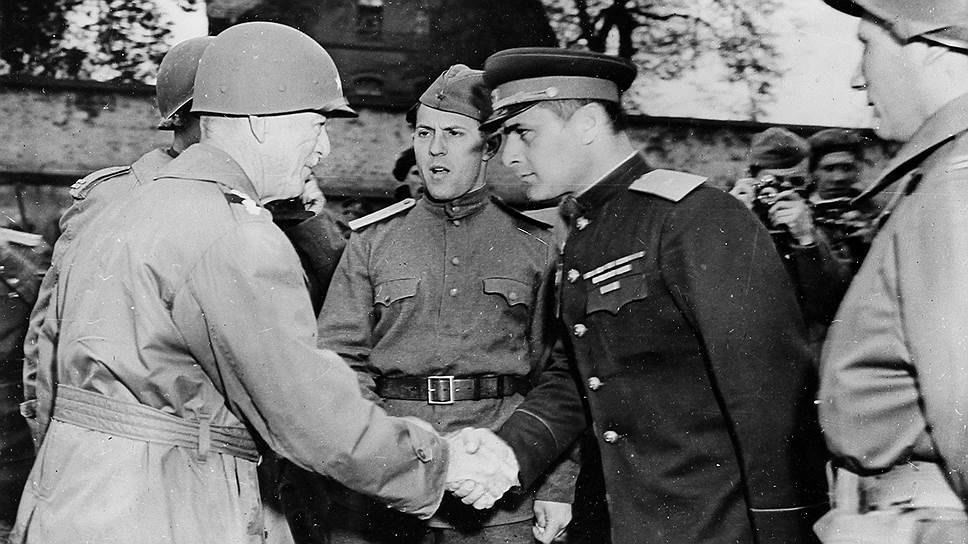 Встреча союзных войск на Эльбе. Генерал американской армии Годжес (слева) приветствует генерала советской армии Баккенова