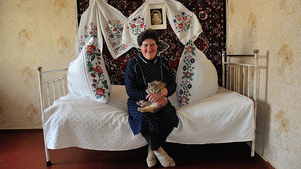Галина Заименко украшает свой дом вышитыми рушниками, подушками, как было принято в отцовском доме 