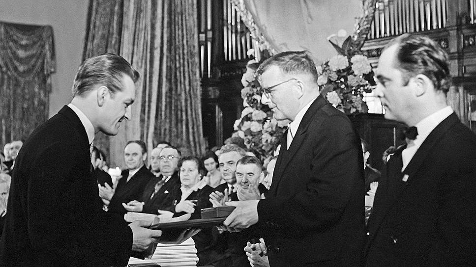 Дмитрий Шостакович вручает скрипачу Валерию Климову диплом и медаль лауреата. 1958 год 
