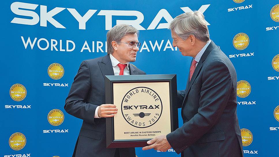 Генеральный директор ОАО «Аэрофлот — российские авиалинии» Виталий Савельев принимает премию на авиасалоне в Ле-Бурже