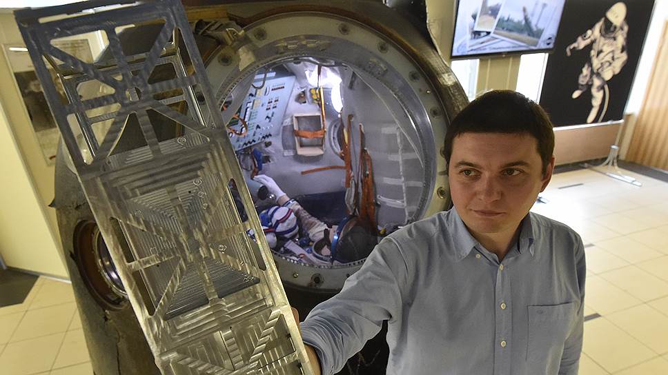 Александр Шаенко на фоне вернувшегося из космоса спускаемого аппарата корабль &quot;Союз&quot;. В свое время он был спроектирован здесь же, в МГТУ им. Баумана