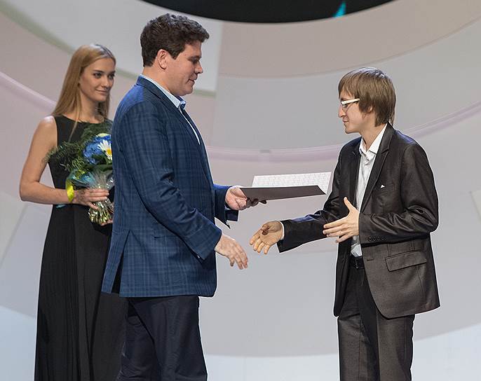 Пианист Денис Мацуев (в центре) вручает премию победителю конкурса среди пианистов Дмитрию Маслееву (справа)