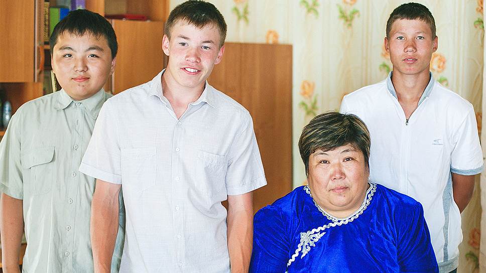 Дарина Галсанова со своим племянником (слева) и двумя приемными детьми — Ромой и Ильей