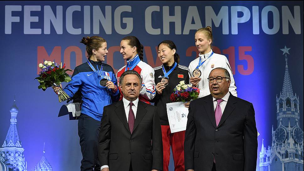 Министр спорта РФ Виталий Мутко и глава Международной федерации фехтования Алишер Усманов награждают победителей турнира по женской сабле
