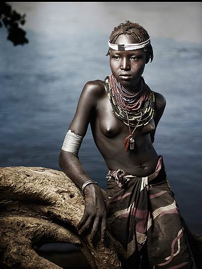 Девушки из племени дасанеч известны любовью к украшениям и причудливыми прическами 
