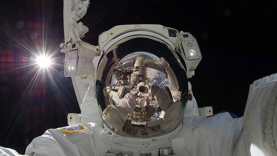 Селфи в открытом космосе, сделанное Акихико Хосидэ,— одно из самых растиражированных в мире 
