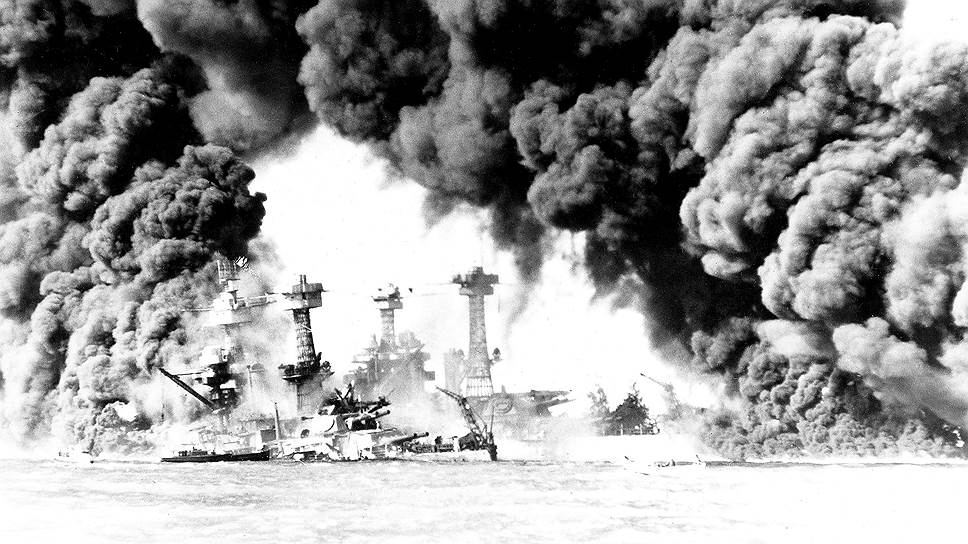 7 декабря 1941 года японцы нанесли мощнейший удар по гавайской цитадели американского флота — Перл-Харбору. Всего за несколько часов были потоплены четыре линкора ВМС США (и еще четыре повреждены), три крейсера, три эсминца, уничтожены две сотни самолетов