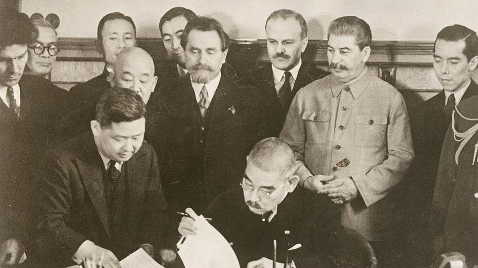 Пакт о нейтралитете, подписанный в апреле 1941 года в Москве министром Мацуокой (за ним на фото наблюдает Сталин), создал условия для японского броска на юг