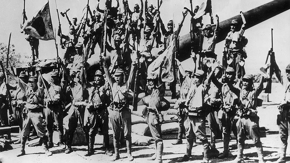 Солдаты японского экспедиционного корпуса на Филиппинах празднуют победу в битве за Батаан