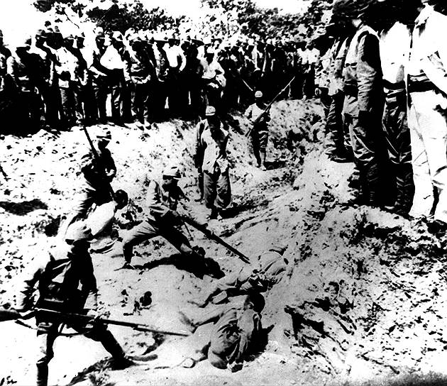 Декабрь 1937 года. Японские солдаты в Нанкине добивают штыками китайских пленных 
