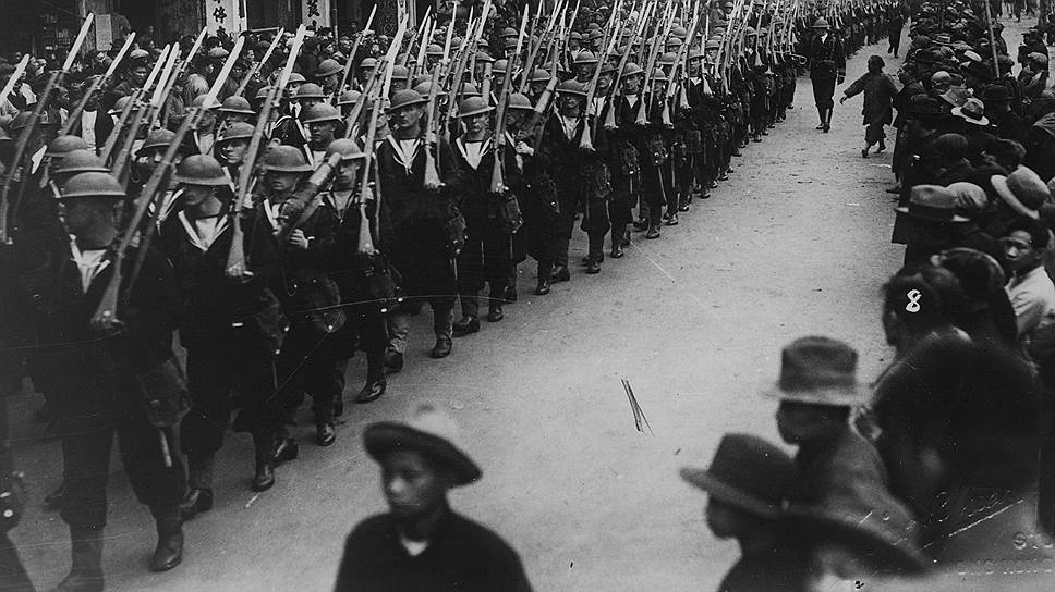 Зима 1937 года. Британские войска маршируют по улицам Гонконга. Совсем скоро их сменят японцы — Гонконг падет 

